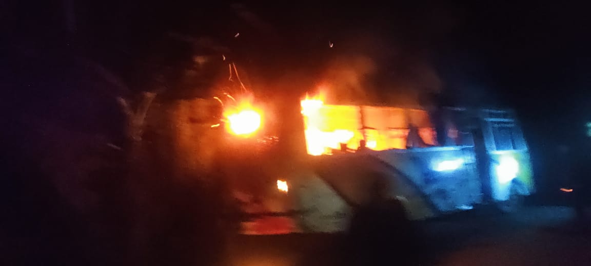 সড়কের পাশে পার্কিং এ রাখা বাসে রহস্যজনক আগুন