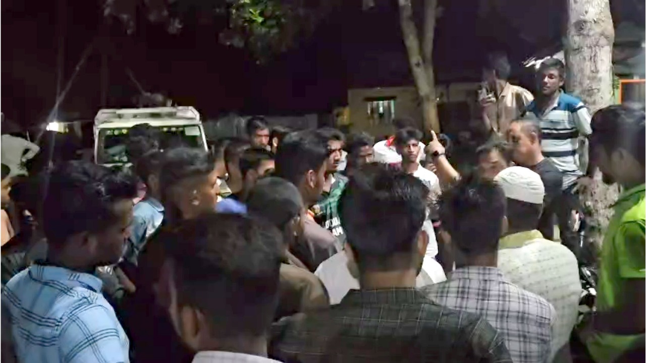 লোডশেডিংয়ে অতিষ্ঠ হয়ে দীঘিনালা আবাসিক প্রকৌশলীর কার্যালয় ঘেরাও