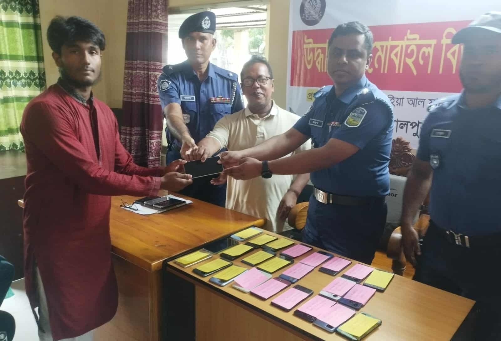 হারানো ৪৪ মোবাইল উদ্ধার করে মালিকদের বুঝিয়ে দিল পুলিশ