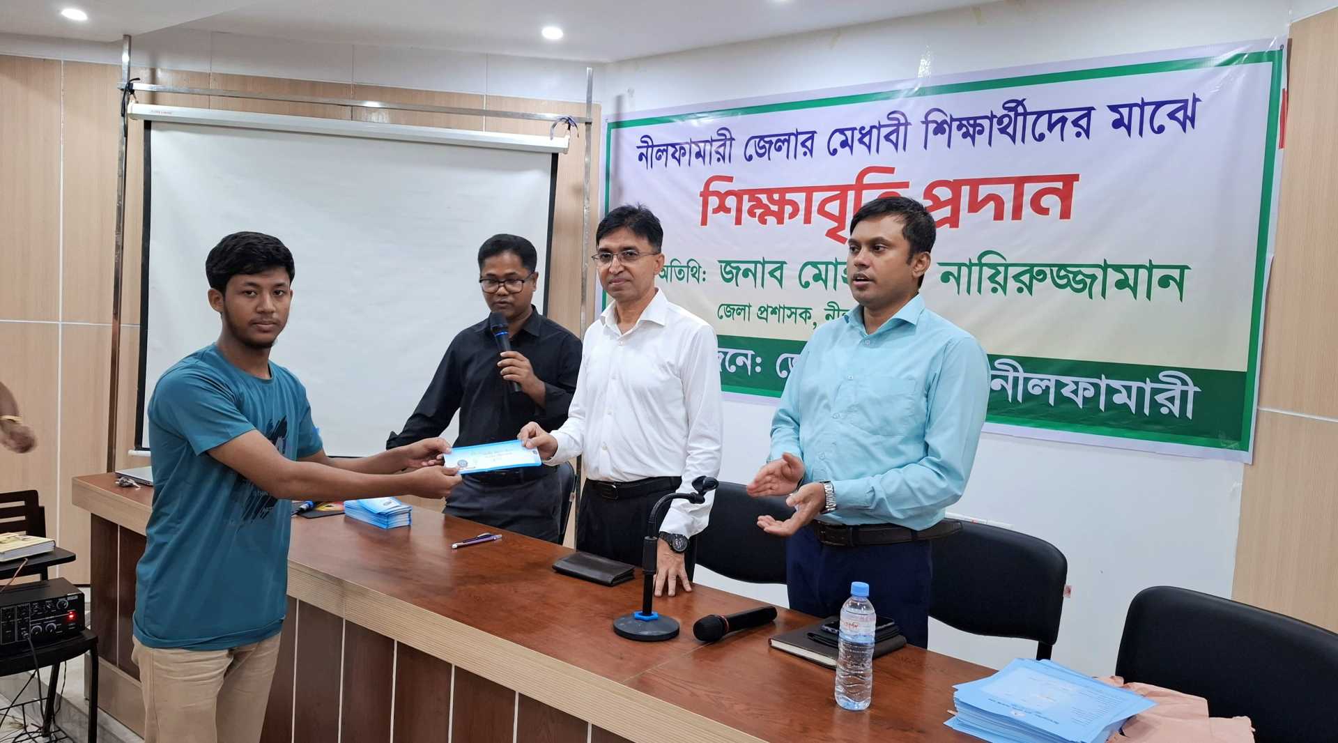 নীলফামারীতে মেধাবী শিক্ষার্থীদের মাঝে শিক্ষাবৃত্তি প্রদান