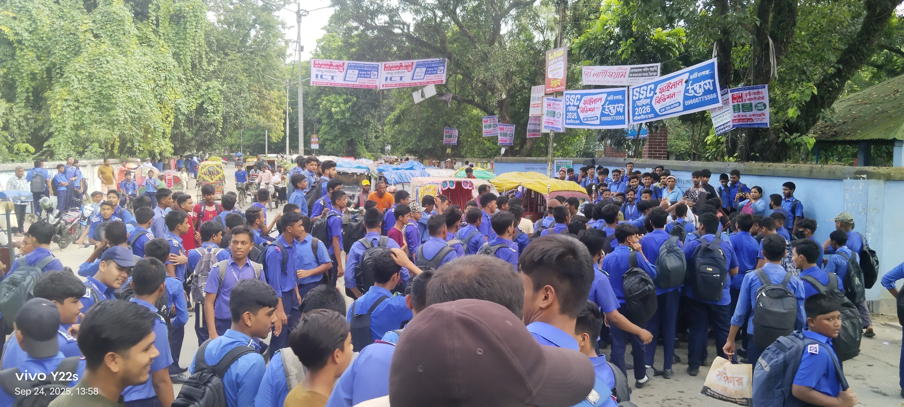 সৈয়দপুর লায়ন্স স্কুলের অনিয়ম-দূর্নীতির প্রতিবাদে শিক্ষার্থীদের সড়ক অবরোধ