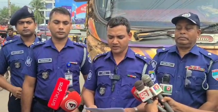 জনসচেতনতার বৃদ্ধির লক্ষ্যে সাতক্ষীরায় ট্র্যাফিক বিভাগের  লিফলেট বিতরণ