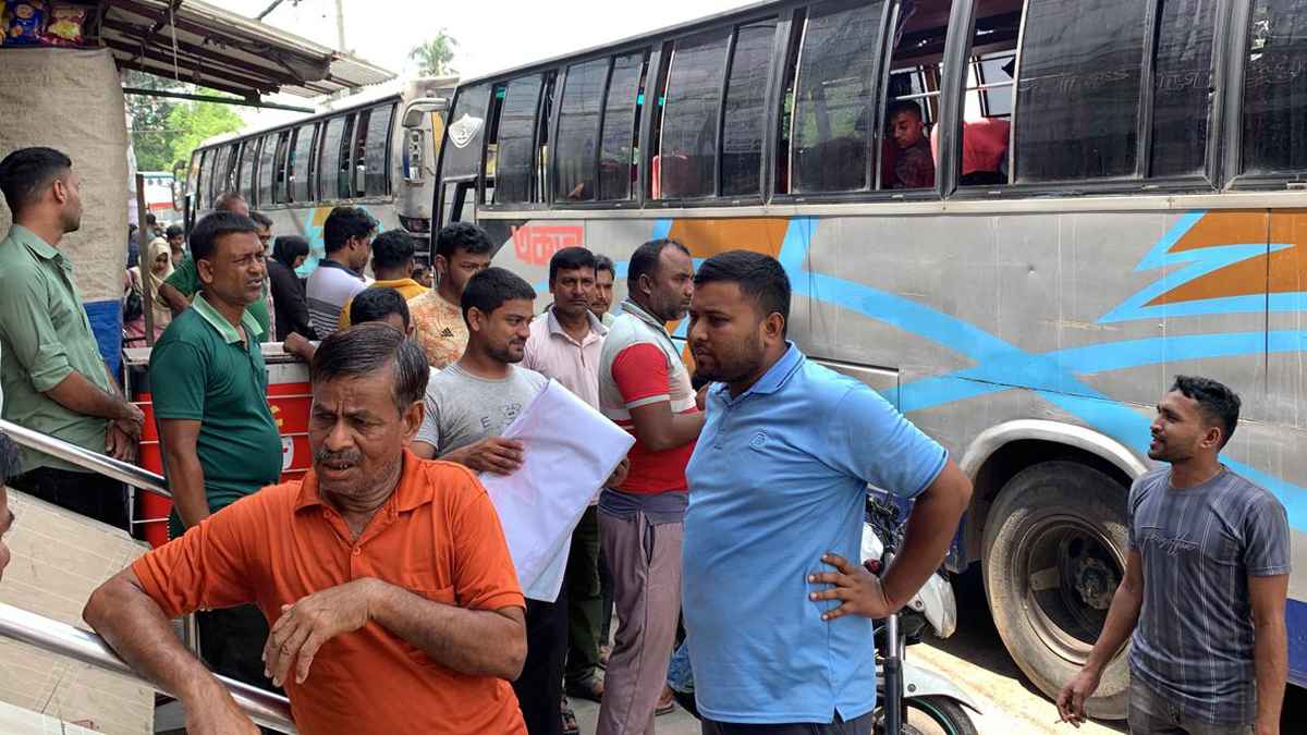 ৪১ ঘণ্টা পর রাজশাহী-ঢাকা রুটে যাত্রী কোচ চলাচল শুরু