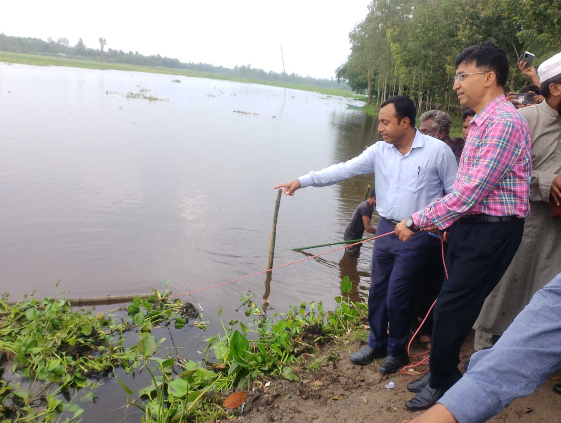 জীববৈচিত্র্য মুখি করতে বাফলার বিলের কচুরীপানা অপসারণ