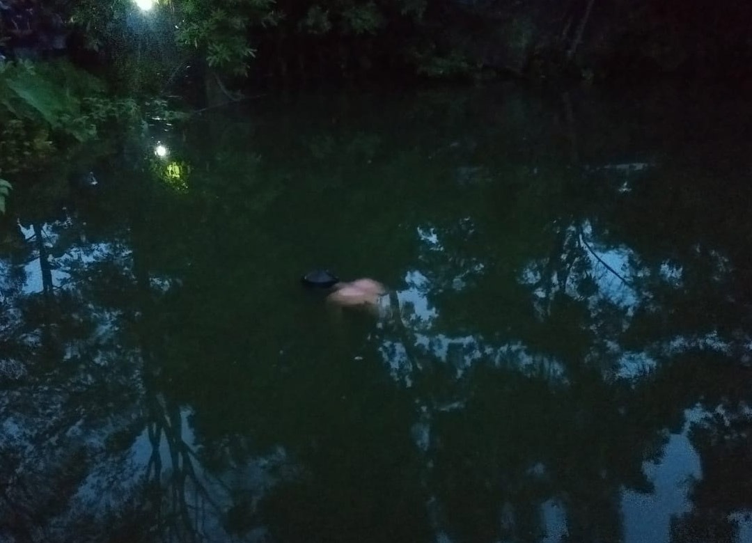 পুকুরে ভেসে উঠছে যুবকের মরদেহ