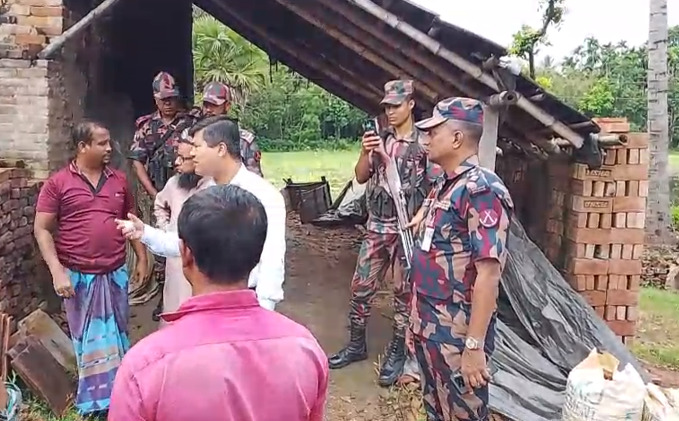 সাতক্ষীরায় পরিবেশ দূষণকারী ইটভাটায় বিজিবির টাস্কফোর্স অভিযান