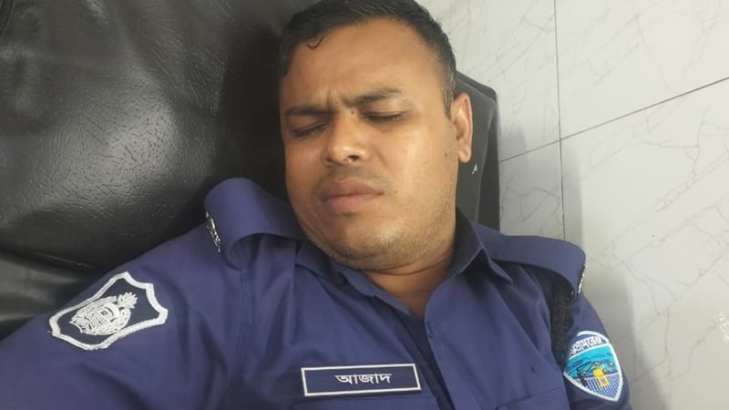 সাতকানিয়ায় পুলিশের মাথা ফাটিয়ে গ্রেফতার বিক্রয় প্রতিনিধি