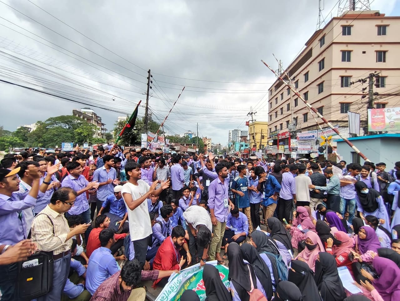 ডিপ্লোমা প্রকৌশলী ও শিক্ষার্থীদের আন্দোলনে ফেনীতে ট্রেন ও যান চলাচল স্থবির
