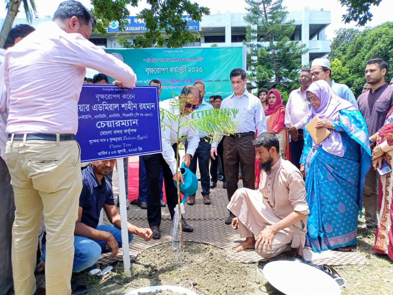 কৃষ্ণচূড়া রোপণের মাধ্যমে বৃক্ষরোপণ কর্মসূচির উদ্বোধন করলেন বন্দর চেয়ারম্যান