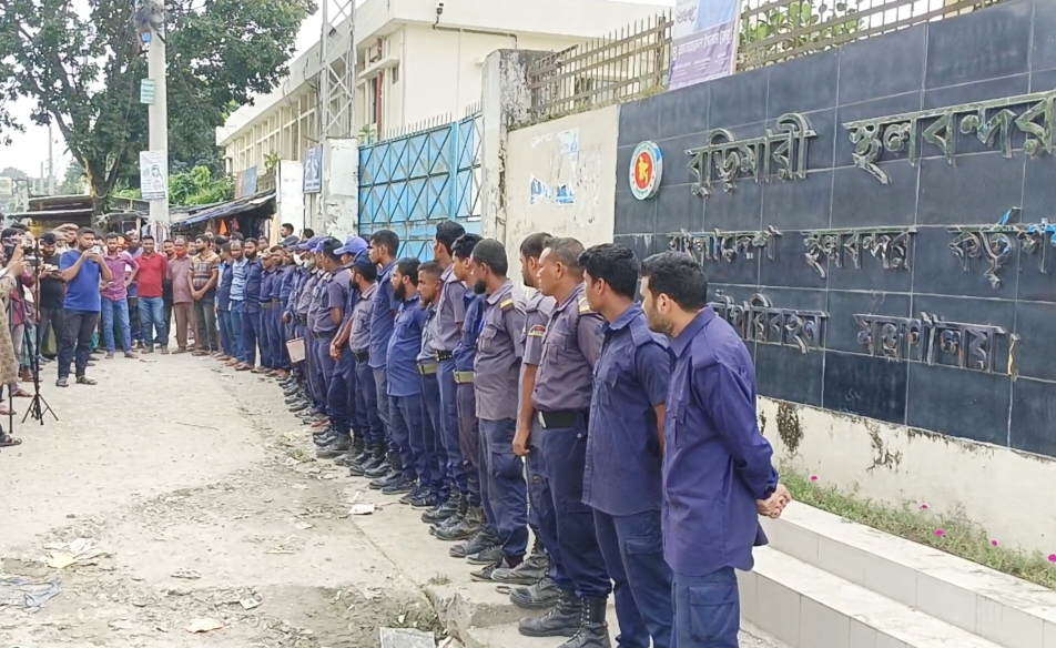 বুড়িমারী স্থলবন্দরে নিরাপত্তাকর্মীদের অপসারণের চেষ্টার প্রতিবাদে মানববন্ধন