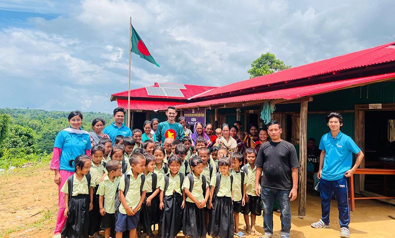 দুর্গম পাহাড়ে স্বাধীনতার ৫৪ বছরে গড়ে ওঠা প্রথম বিদ্যালয়টি পেল‘সৌরবিদ্যুৎ’
