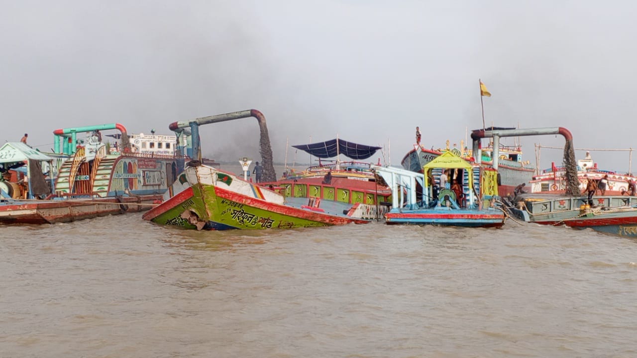 হরিরামপুরের পদ্মায় আইন লঙ্ঘন করে বালু উত্তোলন