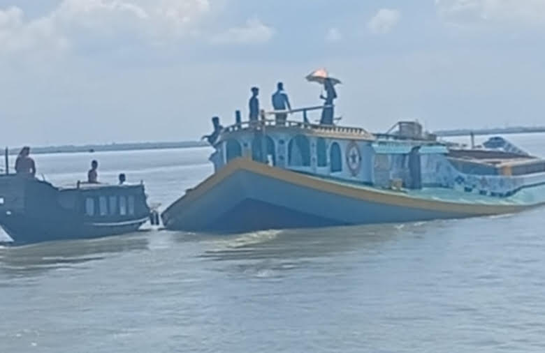 কিশোরগঞ্জের নৌপথে চলছে চাঁদাবাজি বসে নেই হিজড়া সম্প্রদায়