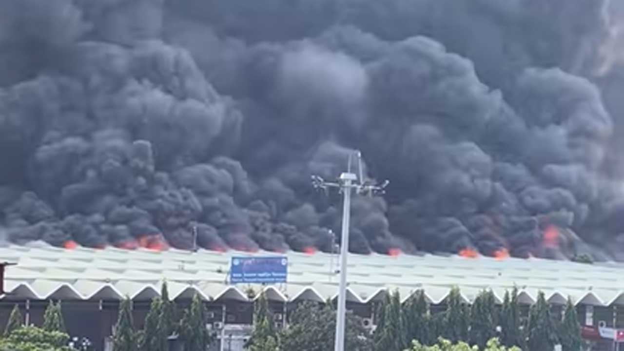 শাহজালালের আগুন নিয়ন্ত্রণে কাজ করছে ৩৬ ইউনিট