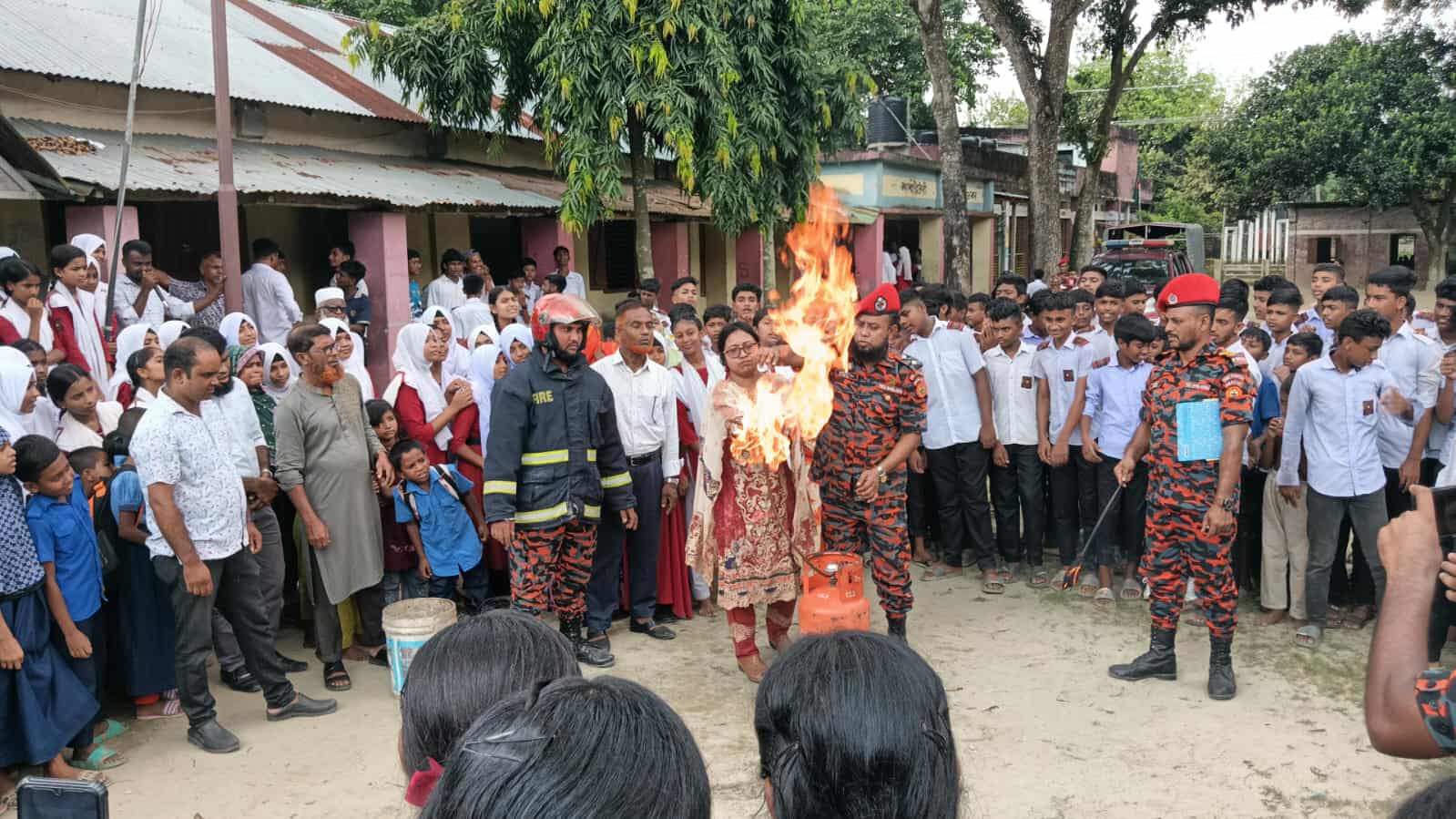জামালপুরে অগ্নি নির্বাপণ মহড়া ও প্রশিক্ষণ