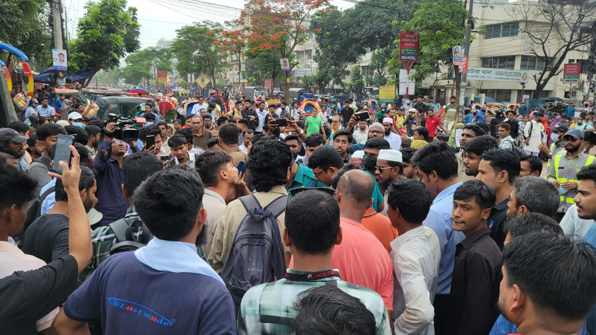 নতুনবাজারে সড়ক অবরোধ করে ইউআইইউ শিক্ষার্থীদের বিক্ষোভ