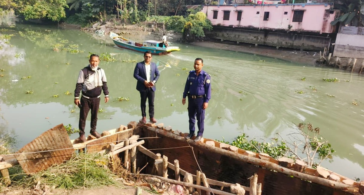 সরকারি খাল দখলকারীকে জেল ও জরিমানা