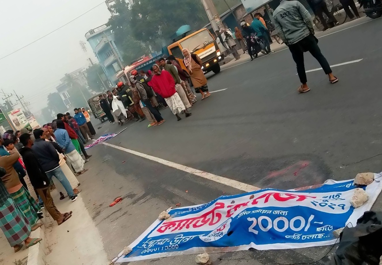 নীলফামারীতে পাথর ভর্তি ট্রাকের ধাক্কায় নিহত ১