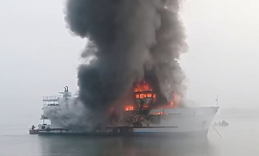 সেন্টমার্টিনগামী পর্যটকবাহী জাহাজে আগুন