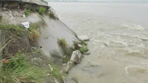 তিস্তা সেতু রক্ষা বাঁধ  ধসে ৭০ ফুট গভীর গর্ত