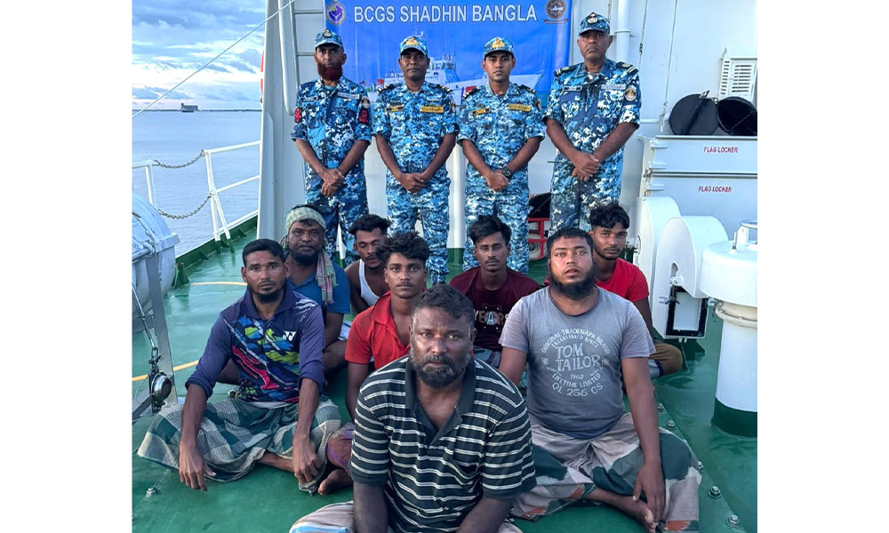 কোস্টগার্ডের সহায়তায় প্রাণে বাঁচলেন ৮ জেলে