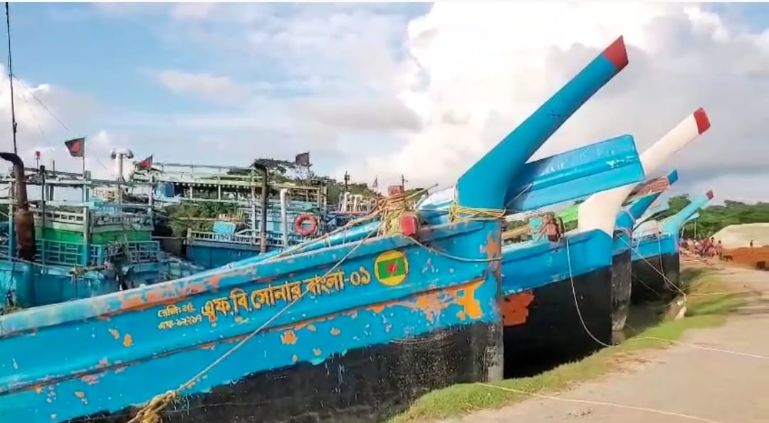 লালমোহনে কোস্ট গার্ডের অভিযানে ৭২ লাখ টাকার জাল-মাছ ও ৭ ট্রলিং বোট জব্দ