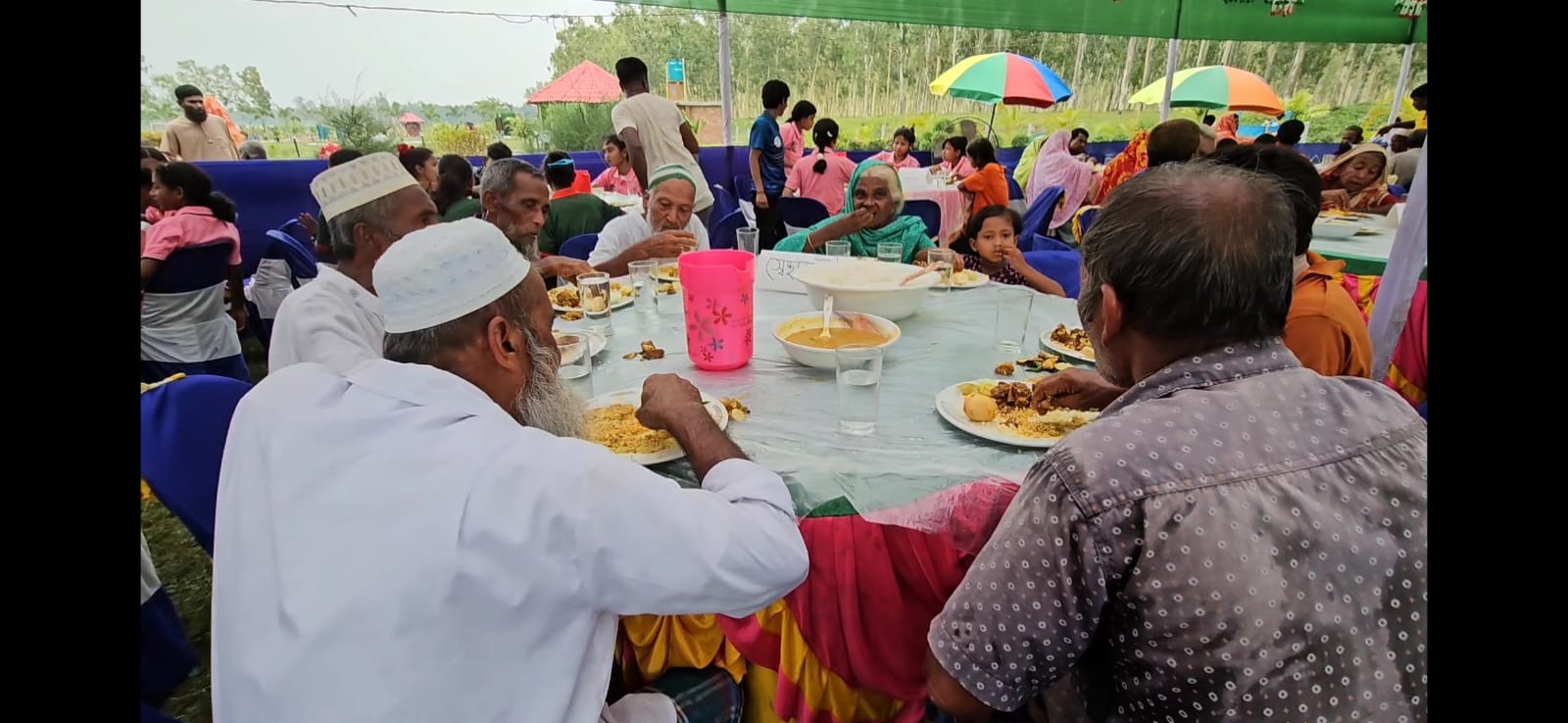 অসহায় ছিন্নমূল মানুষের জন্য পঞ্চগড় জেলা প্রশাসনের ঈদ বুফে