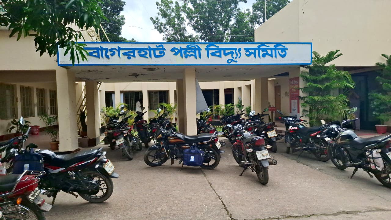 বাগেরহাটে চার দফা দাবিতে পল্লি বিদ্যুৎ কর্মচারীদের অনির্দিষ্টকালের কর্মবিরতি
