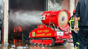 রোবট দিয়ে আগুন নেভানোর চেষ্টা করছেন ফায়ার ফাইটাররা