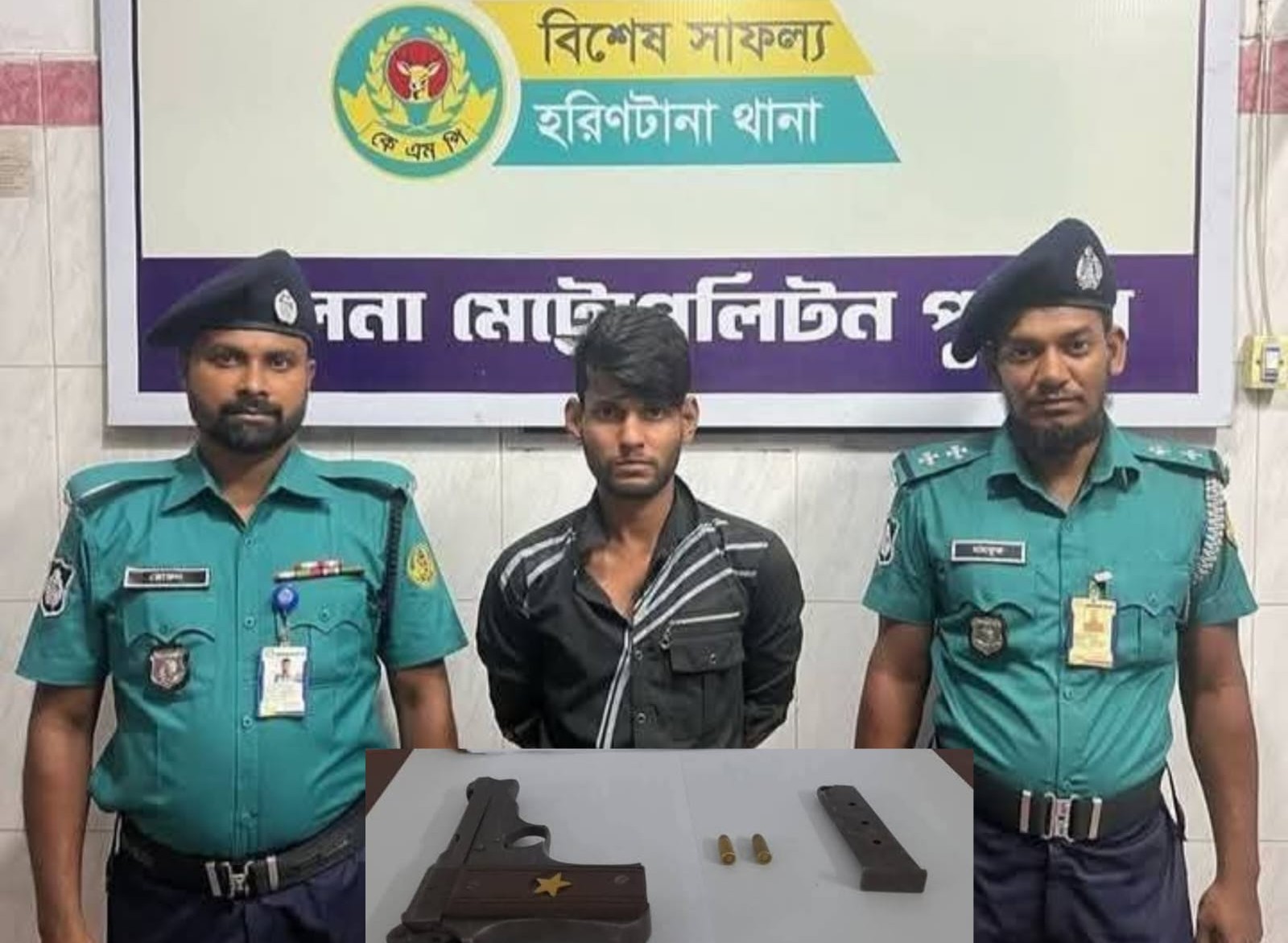 খুলনায় অস্ত্র-গোলাবারুদসহ সন্ত্রাসী গ্রেফতার