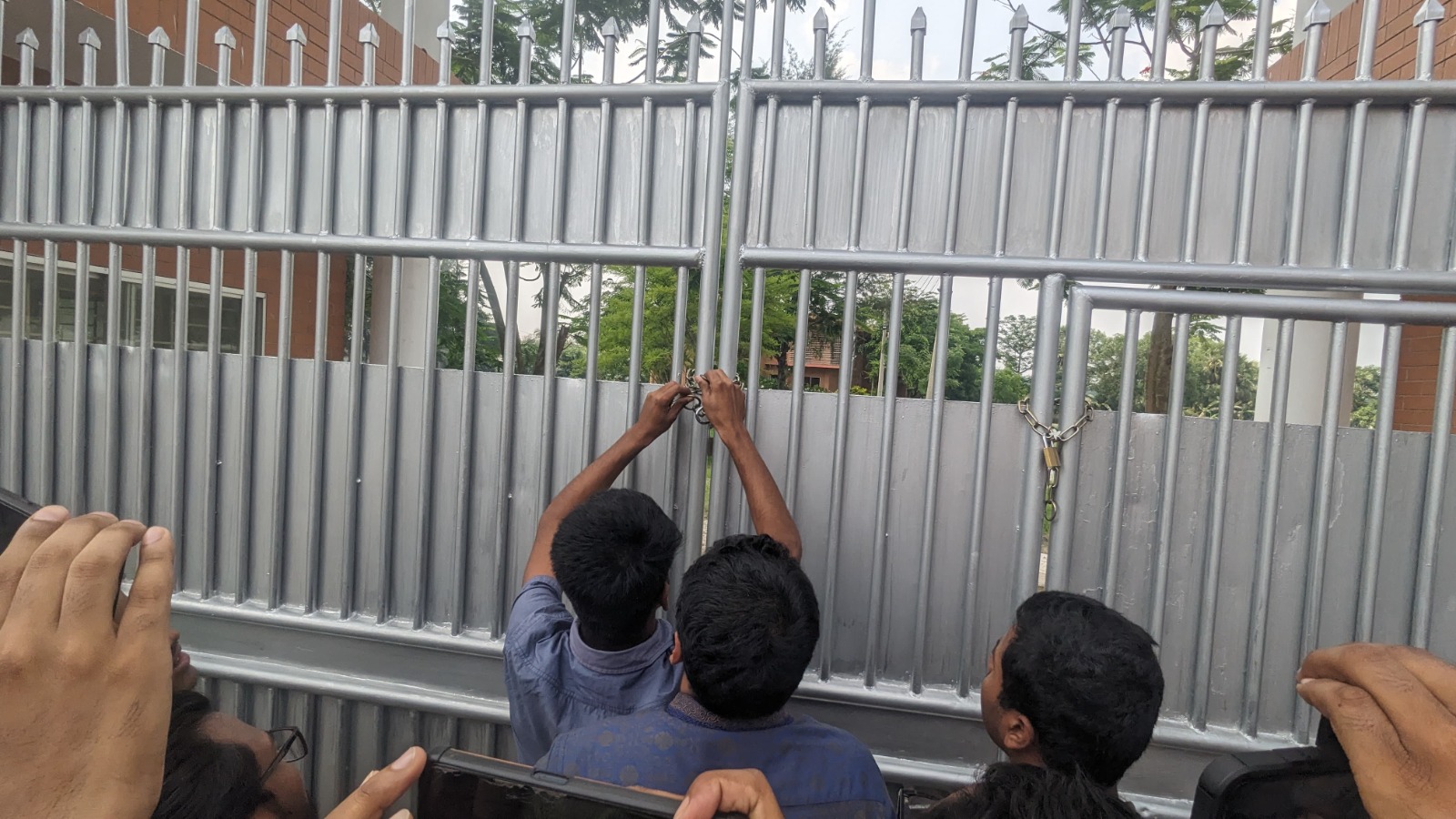ববি’র উপাচার্যের অপসারণ চেয়ে এবার বাসভবনে তালা