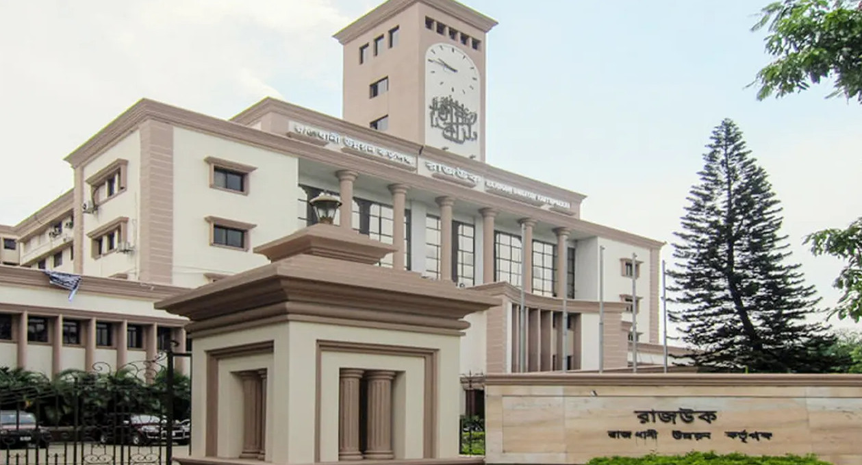 রাজধানীর শিক্ষাপ্রতিষ্ঠান ঝুঁকিপূর্ণ অবস্থায়, দায় এড়াচ্ছে রাজউক