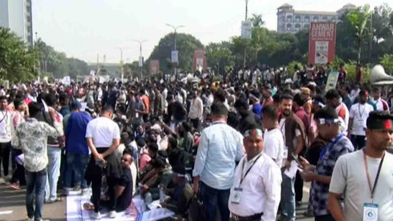 আগারগাঁওয়ে মোবাইল ব্যবসায়ীদের বিক্ষোভ ও সড়ক অবরোধ