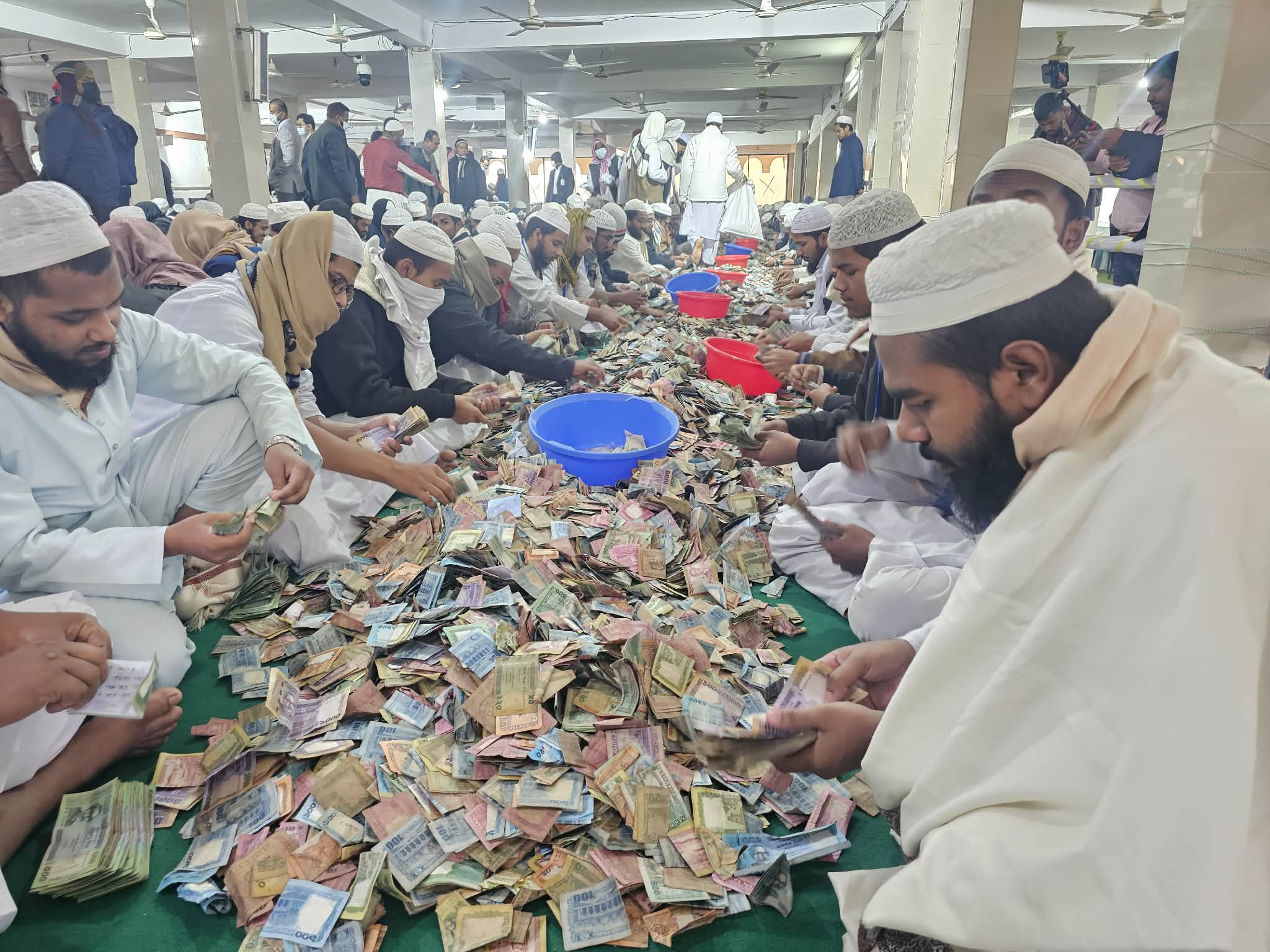 পাগলা মসজিদের দানবাক্সে এবার রেকর্ড ৩৫ বস্তা টাকা