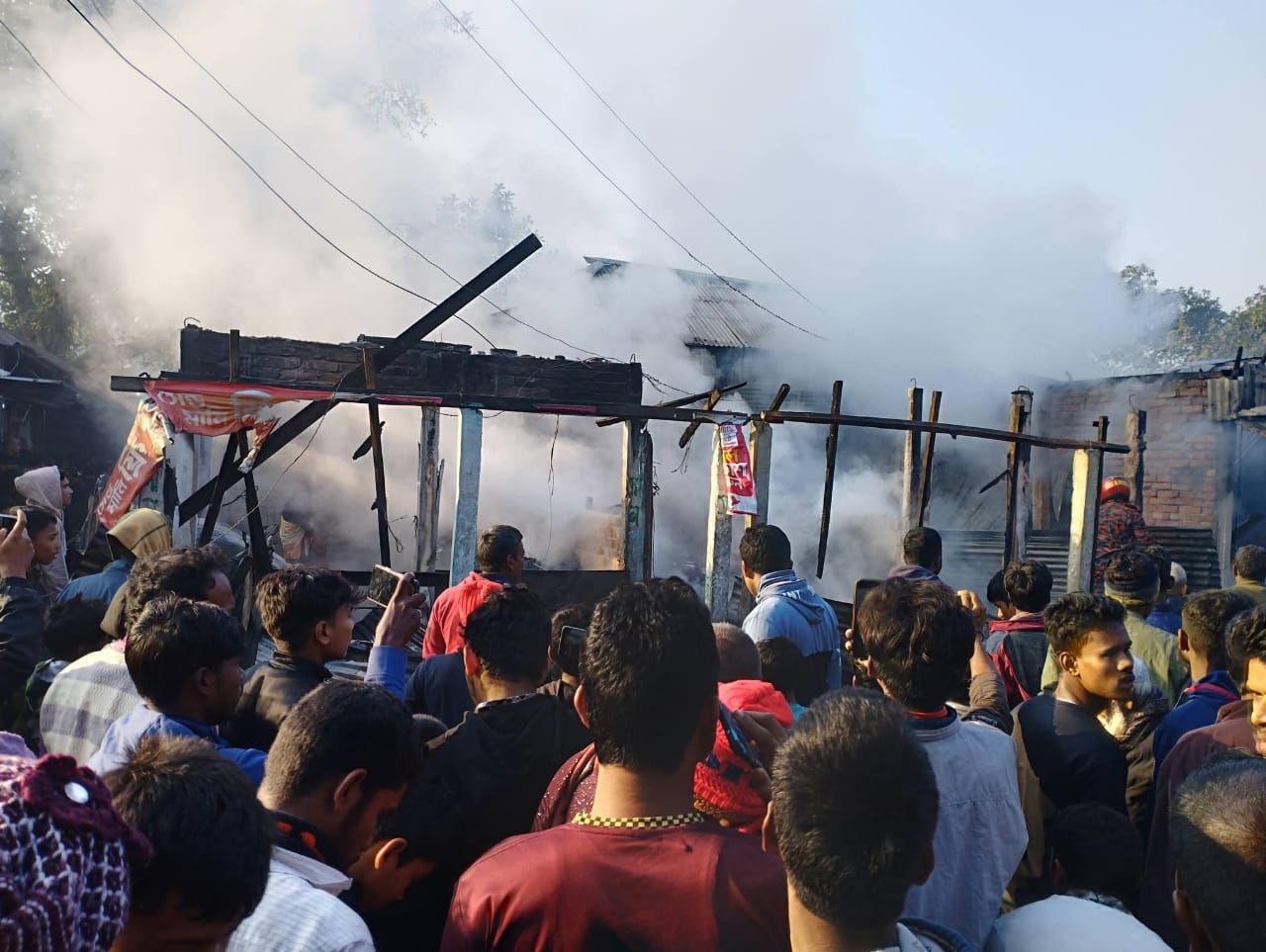 নীলফামারীর মীরগঞ্জ বাজারে অগ্নিকাণ্ডে ৭ টি দোকান ও ৫০ লক্ষাধিক টাকার ক্ষতি