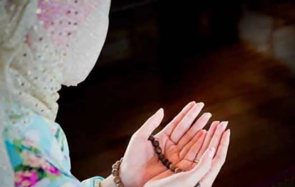 খালেদা জিয়ার সুস্থতা কামনায় নীলফামারীর শিক্ষিকার নিয়মিত ইবাদত