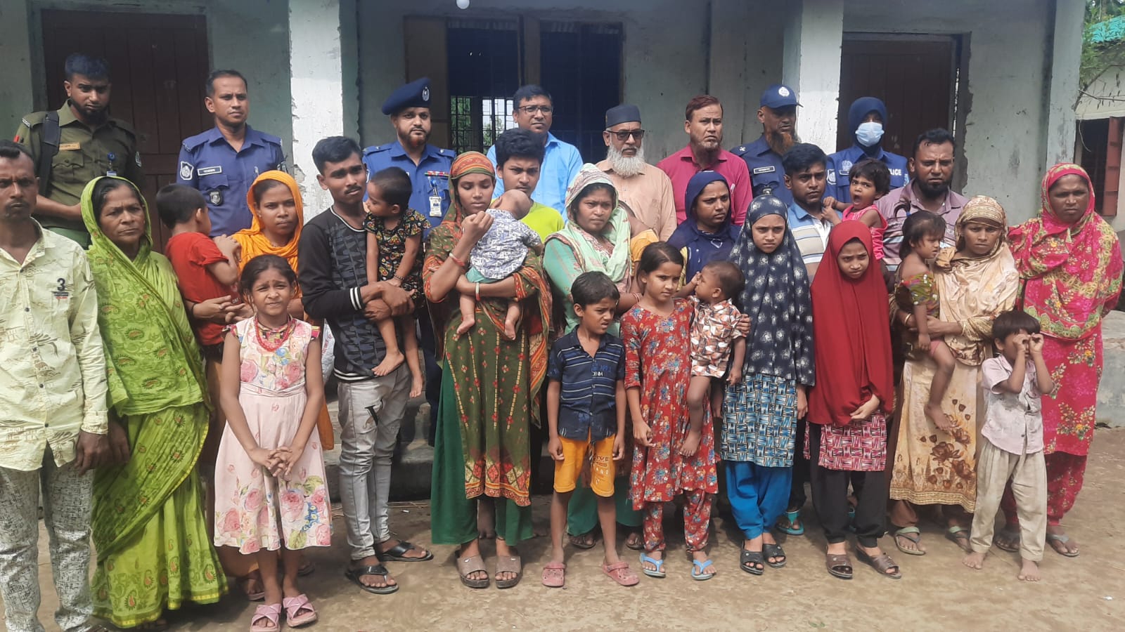 ভারতের পুশ ইন করা ২১ জনকে পরিবারের জিম্মায় দিল প্রশাসন