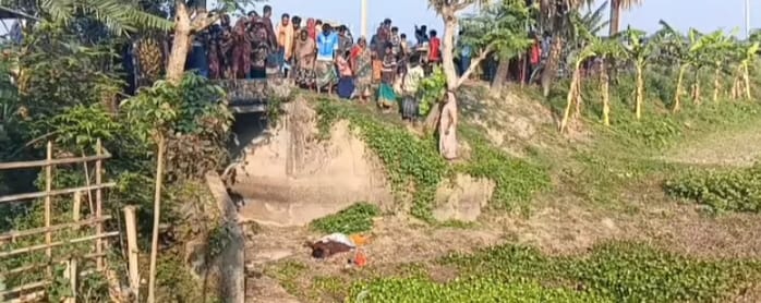 বিলের ভিতর পড়ে ছিল নারীর লাশ