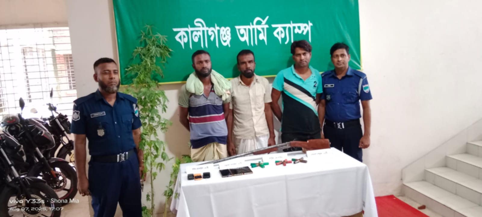 শ্যামনগরে সেনা অভিযানে অস্ত্র -গুলিসহ আটক ৩