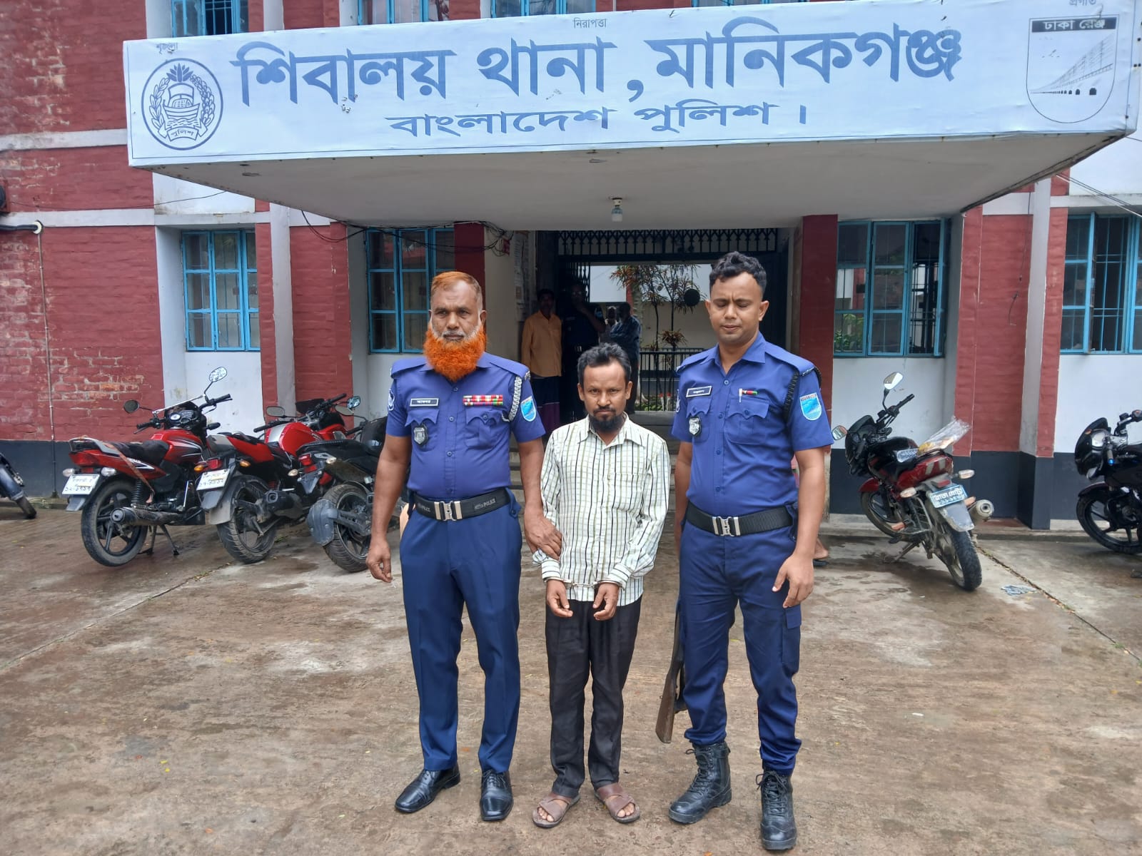 বিএনপির নাম ভাঙিয়ে খাদ্য কার্ড বিক্রি, শিবালয়ে একজন আটক