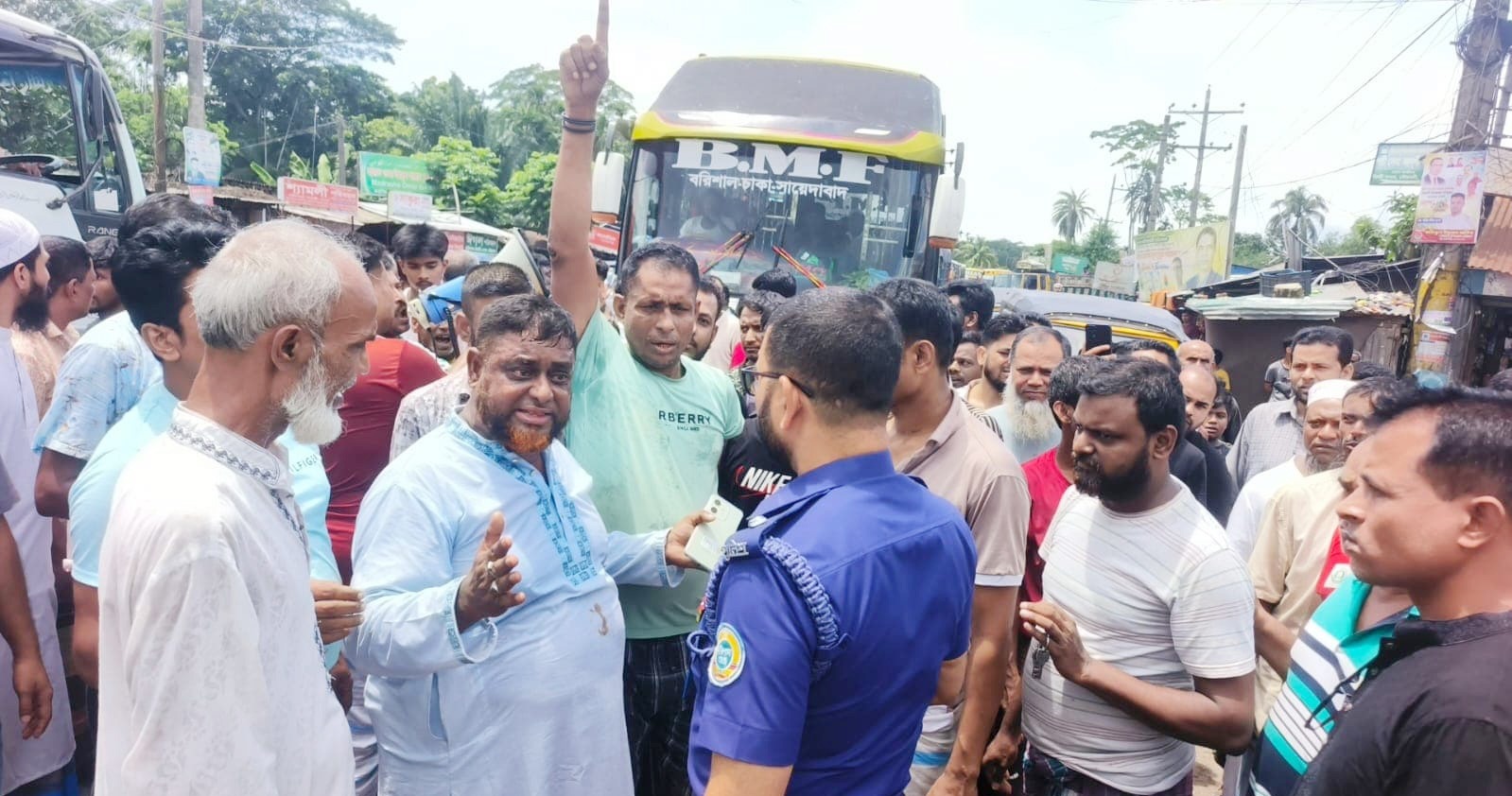 চাঁদাবাজির প্রতিবাদে মহাসড়ক অবরোধ, ব্যবসায়ীদের বিক্ষোভ