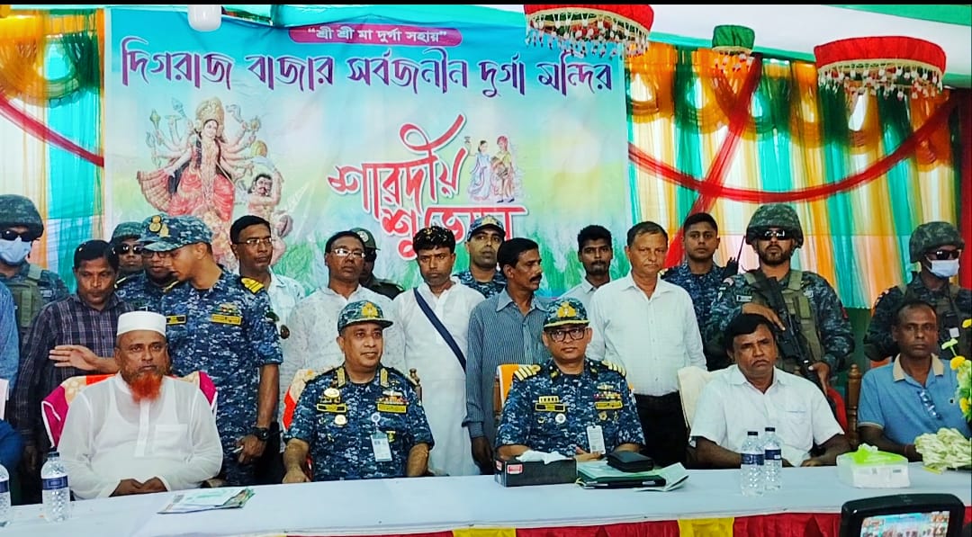 বাগেরহাটে পূজামণ্ডপ পরিদর্শনে নৌবাহিনীর খুলনা নৌ অঞ্চল কমান্ডার