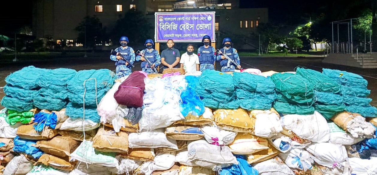 চরফ্যাশনে প্রায় সাড়ে ১৪ কোটি টাকা অবৈধ জাল ও নিষিদ্ধ পলিথিন জব্দ