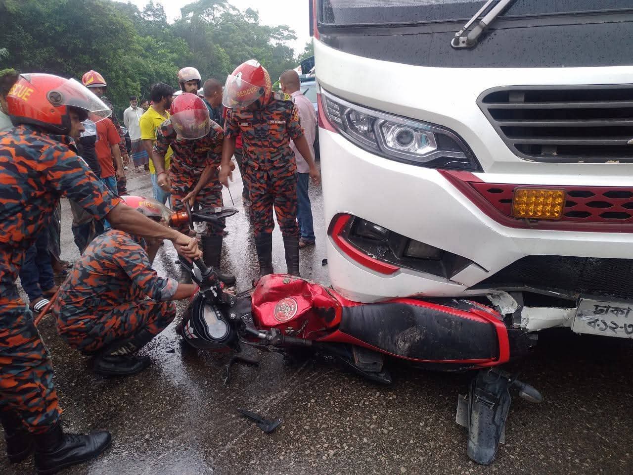 বাসের ধাক্কায় মোটরসাইকেল চালক নিহত