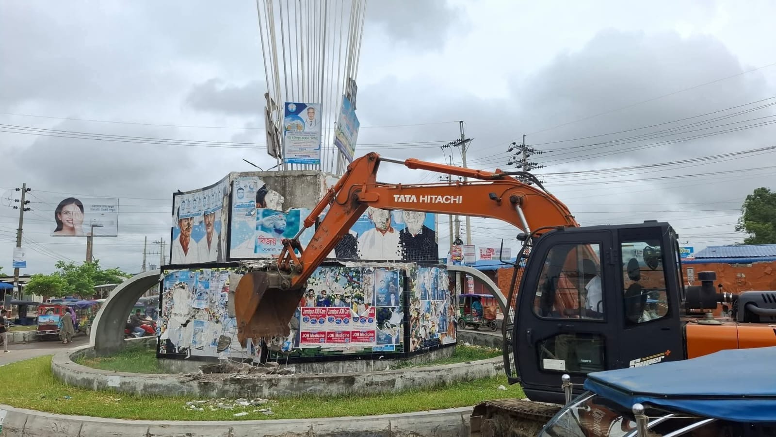 জুলাই স্মৃতি স্তম্ভ বানাতে’ ভেঙে ফেলা হচ্ছে জামালপুরের বিজয় চত্বর