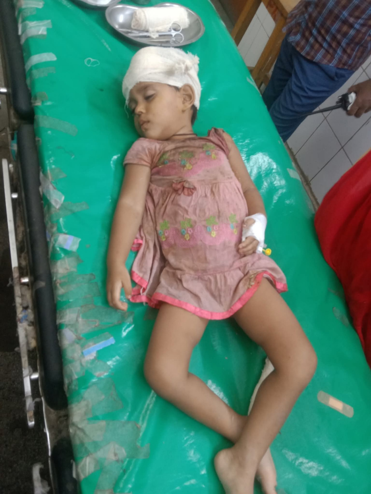 ইট দিয়ে চার বছরের শিশুর মাথা থেঁতলে দিয়েছে প্রতিবেশিরা