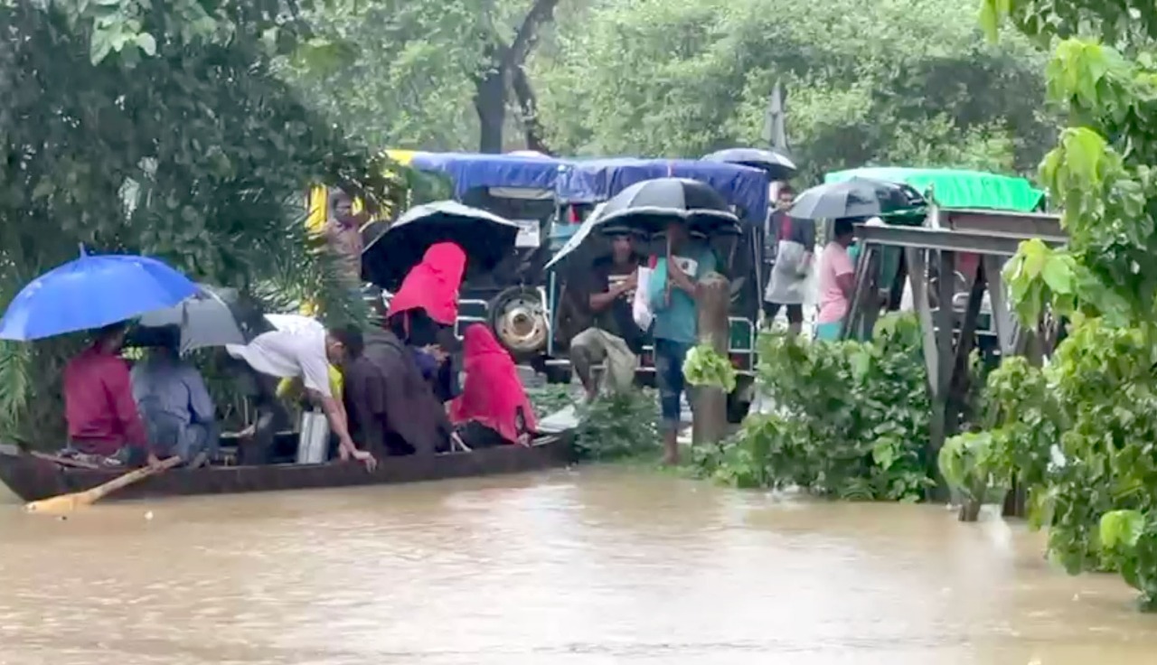 খাগড়াছড়িতে বন্যা পরিস্থিতি অবনতি,দীঘিনালা-লংগদু সড়কে যান চলাচল বন্ধ