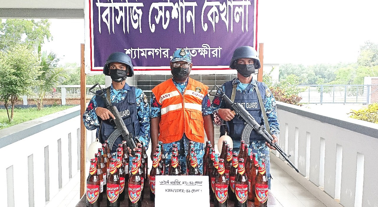শ্যামনগরে কোস্টগার্ডের অভিযানে বিদেশি মদ উদ্ধার
