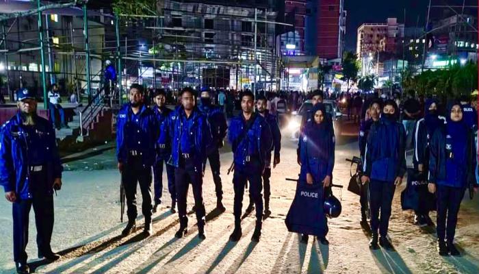 উত্তেজিত কুমিল্লা, পুলিশ সতর্ক অবস্থানে