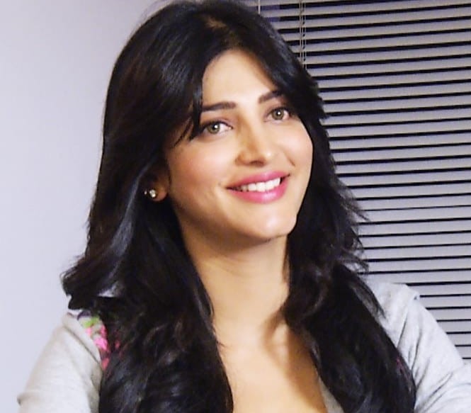'কুলি' সিনেমায় সাহসী চরিত্রে শ্রুতি হাসান